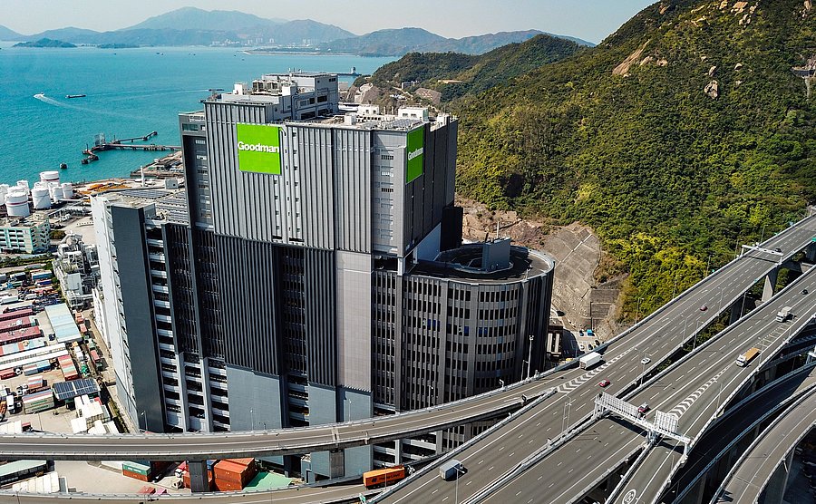 Futuristische Skyline Hongkongs mit dem Goodman-Tower im Mittelpunkt 