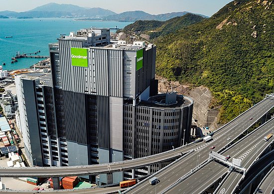 Futuristische Skyline Hongkongs mit dem Goodman-Tower im Mittelpunkt 