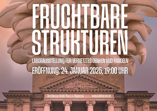 A photo collage makes it possible: large mushroom cultures arch into the sky above the characteristic historical entrance frieze of the Kunsthalle Barmen