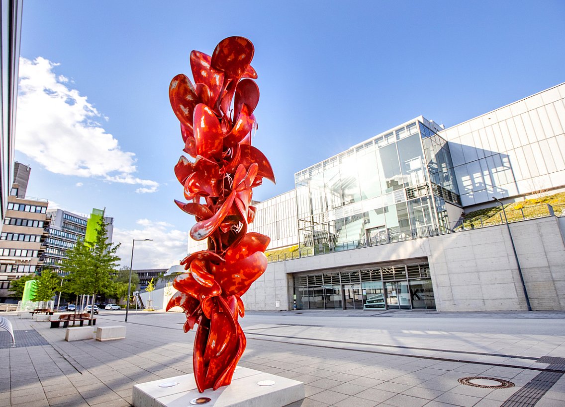 Skulptur vor Uni-Gebäude