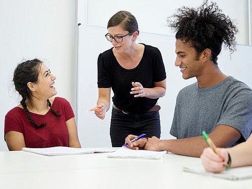 Bild steht für Diversität, Professorin erklärt Studierenden etwas, Frauen, Männer verschiedene Nationalitäten