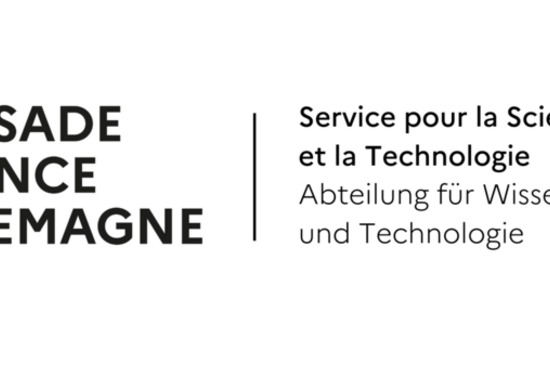 Logo der Französischen Botschaft in Deutschland. Folgender Text ist zu lesen: Ambassade de France en Allemagne. Liberté, Égalité, Fraternité. Service pur la Science et la Technologie. Abteilung für Wissenschaft und Technologie.