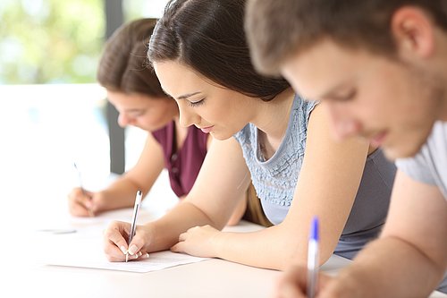 Studierende schreiben eine Klausur