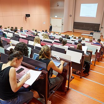 Hörsaal 32 im Vorlesungsbetrieb mit Studierenden und Dozentin