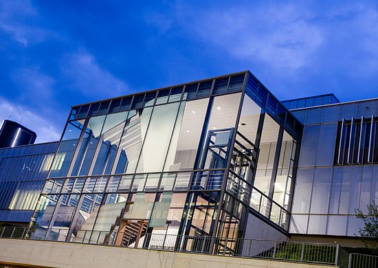 Bild von Gebäude K der Bergischen Universität in der Dämmerung.