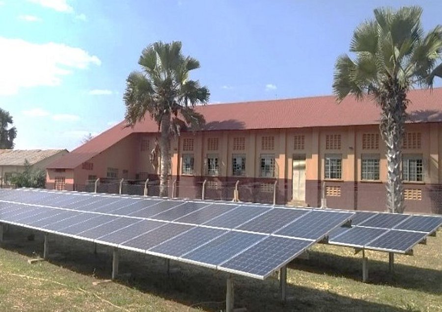 Photovoltaikanlagen vor einem afrikanisch anmutenden Gebäude 