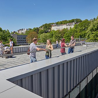 Symbolbild: Wegbrücke zur Uni hinauf