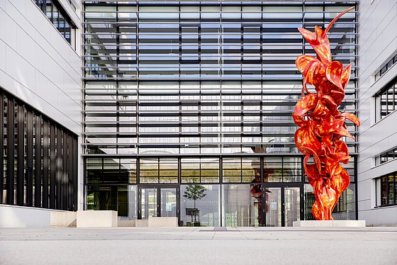 Skulptur vor Uni-Gebäude